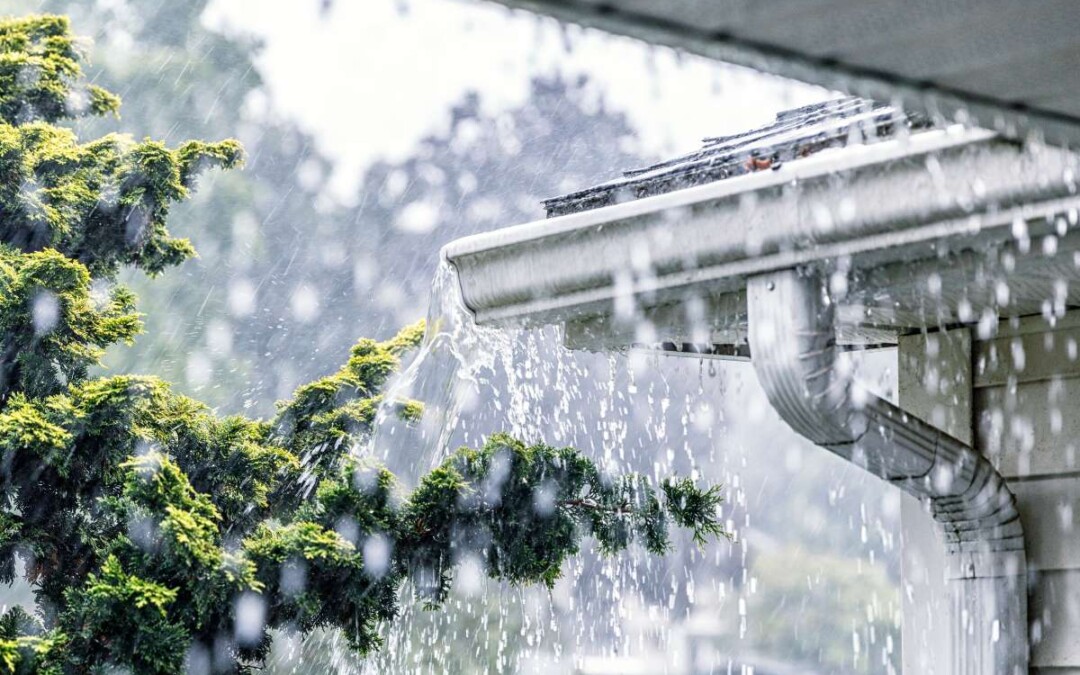 De fortes pluies qui s'abattent sur une habitation