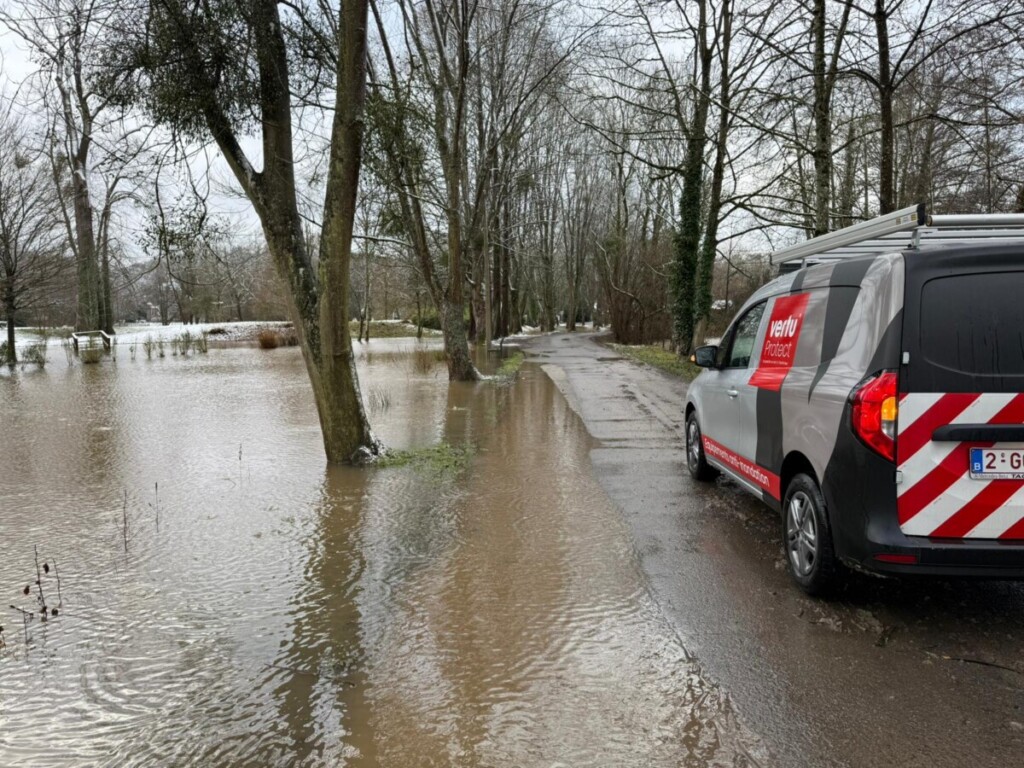 Camionette Vertu protect qui vient installer une barriere anti inondation en Belgique