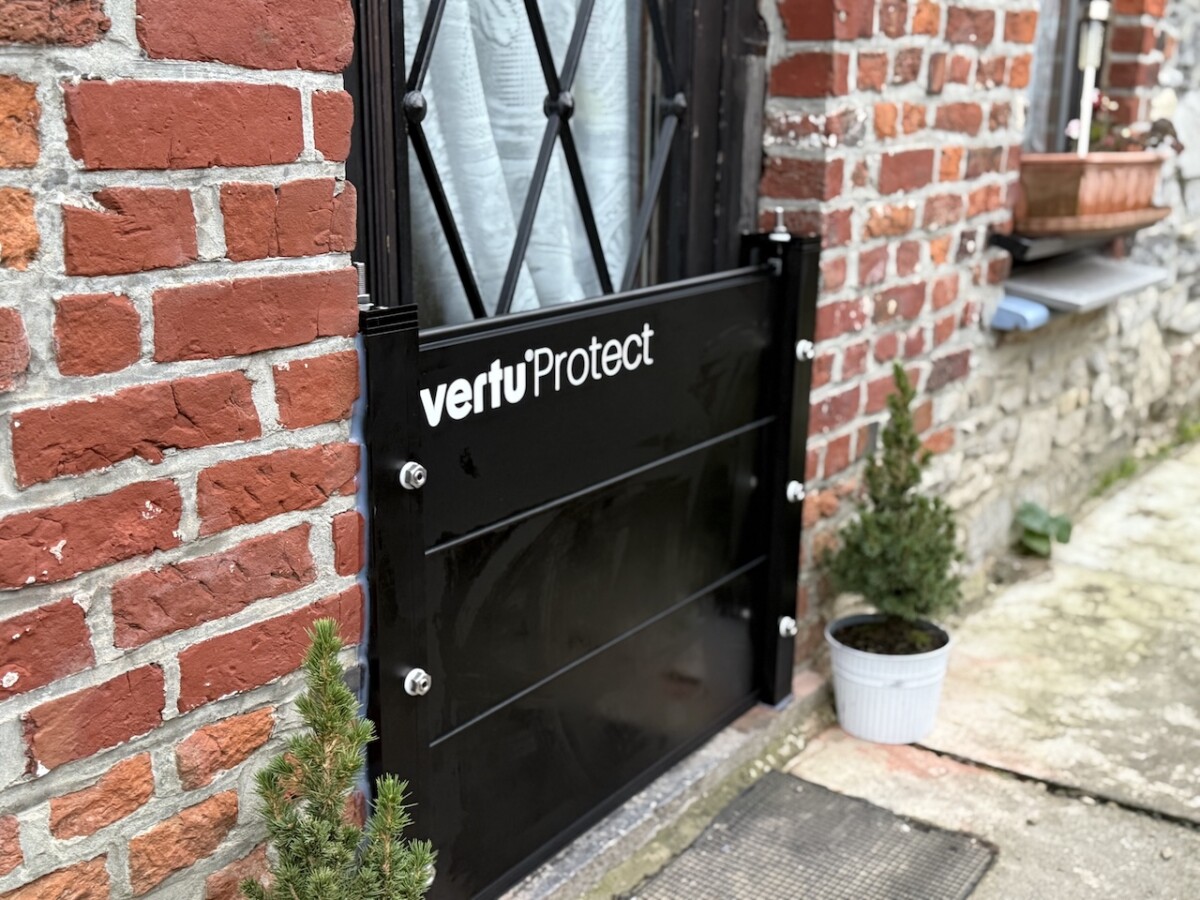 batardeau_vertu_protect Barriere anti inondation installée sur la porte d'une maison en Belgique